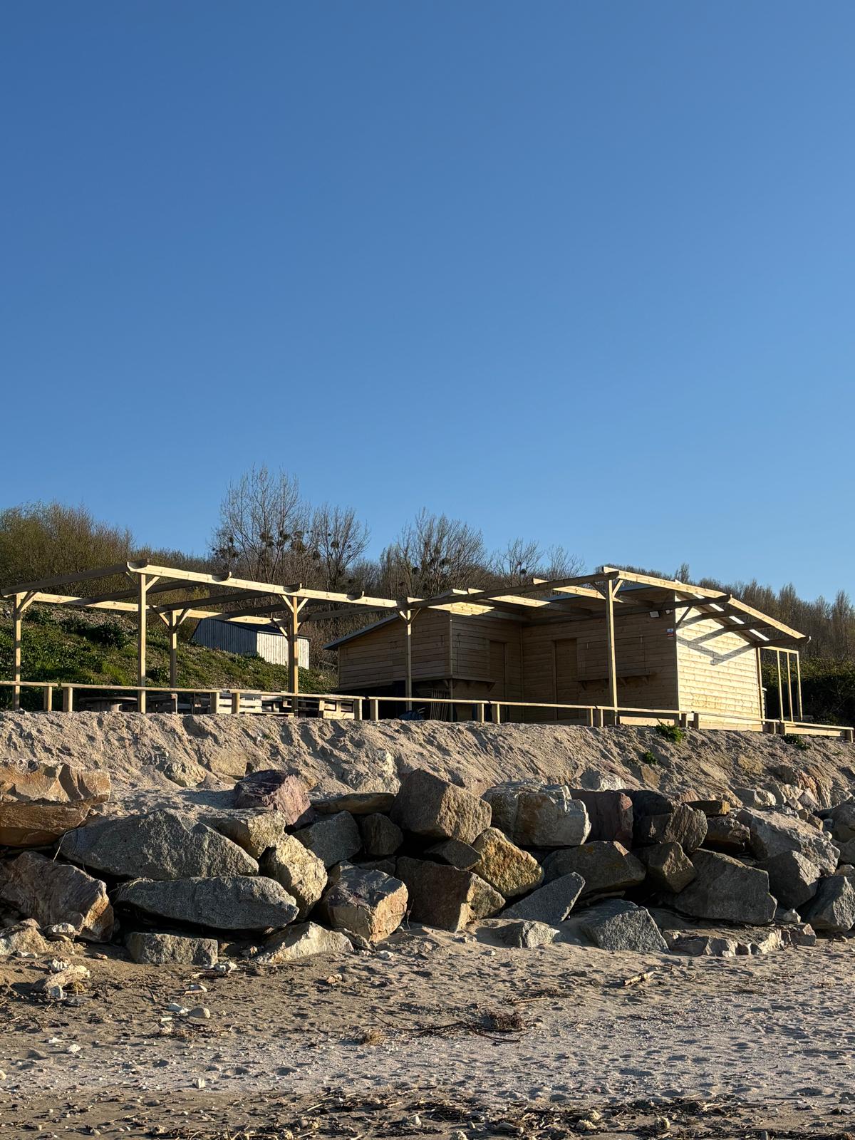 Cabane et pergolas bois en front de mer