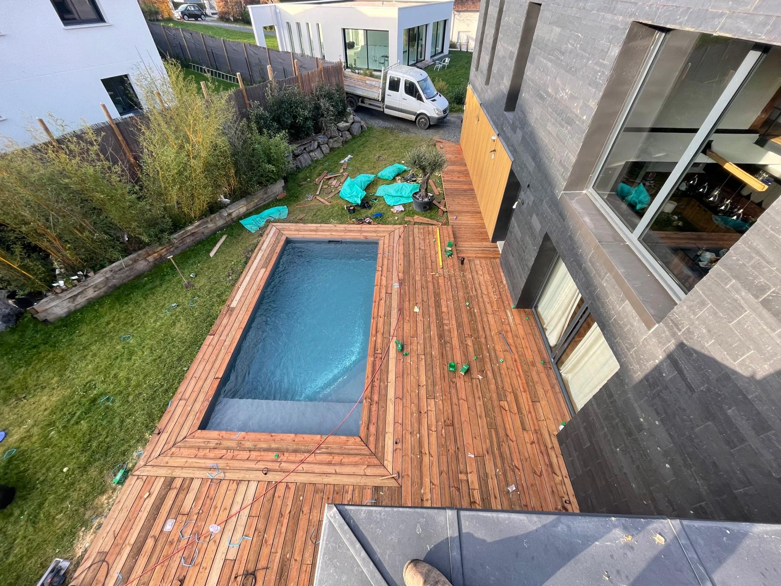 Terrasse bois autour d'une piscine, vue plongeante