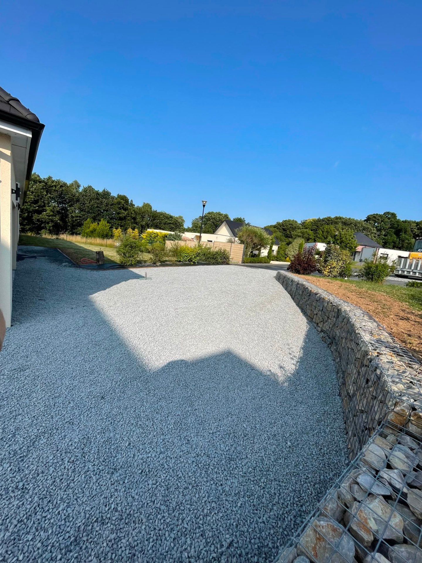 Allée avec muret gabion incurvé