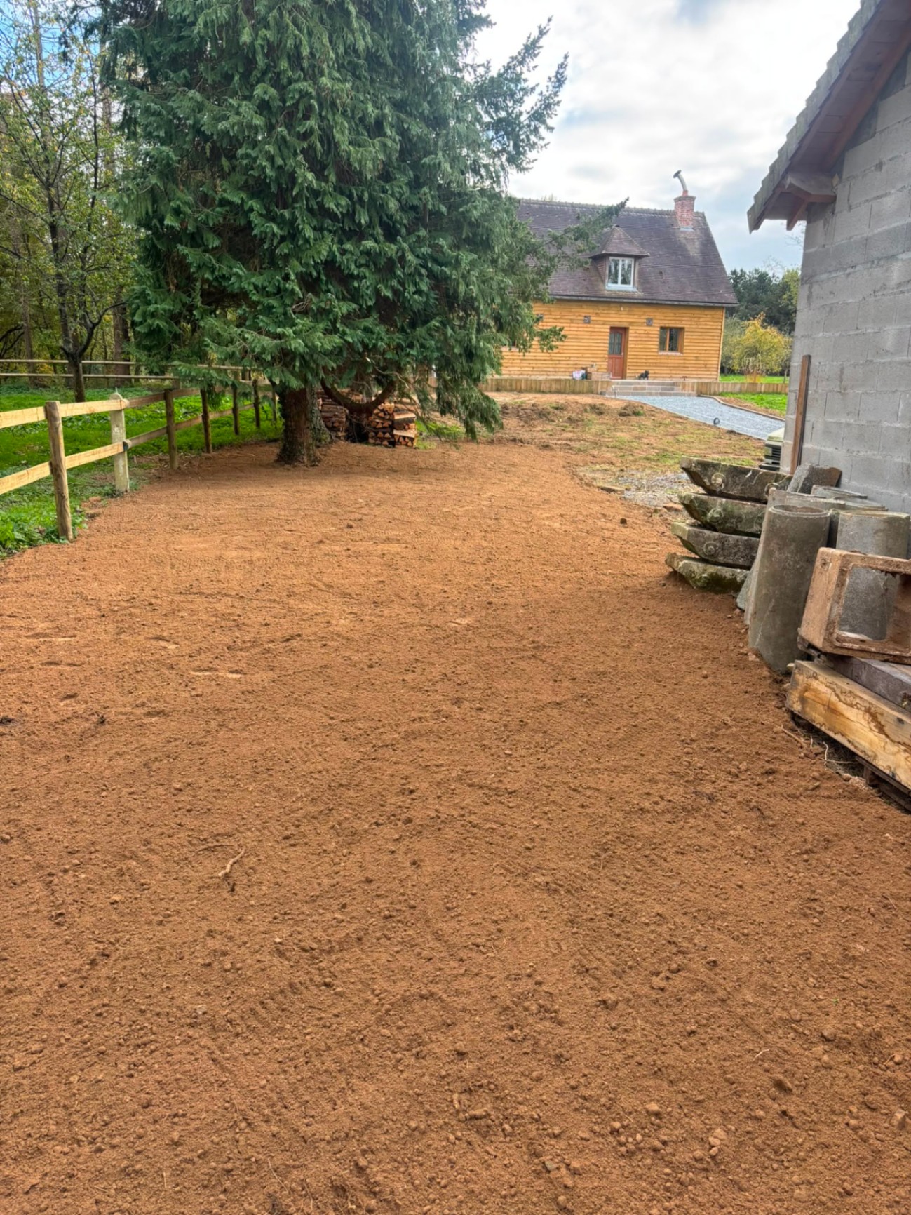 Abords d'une maison en préparation