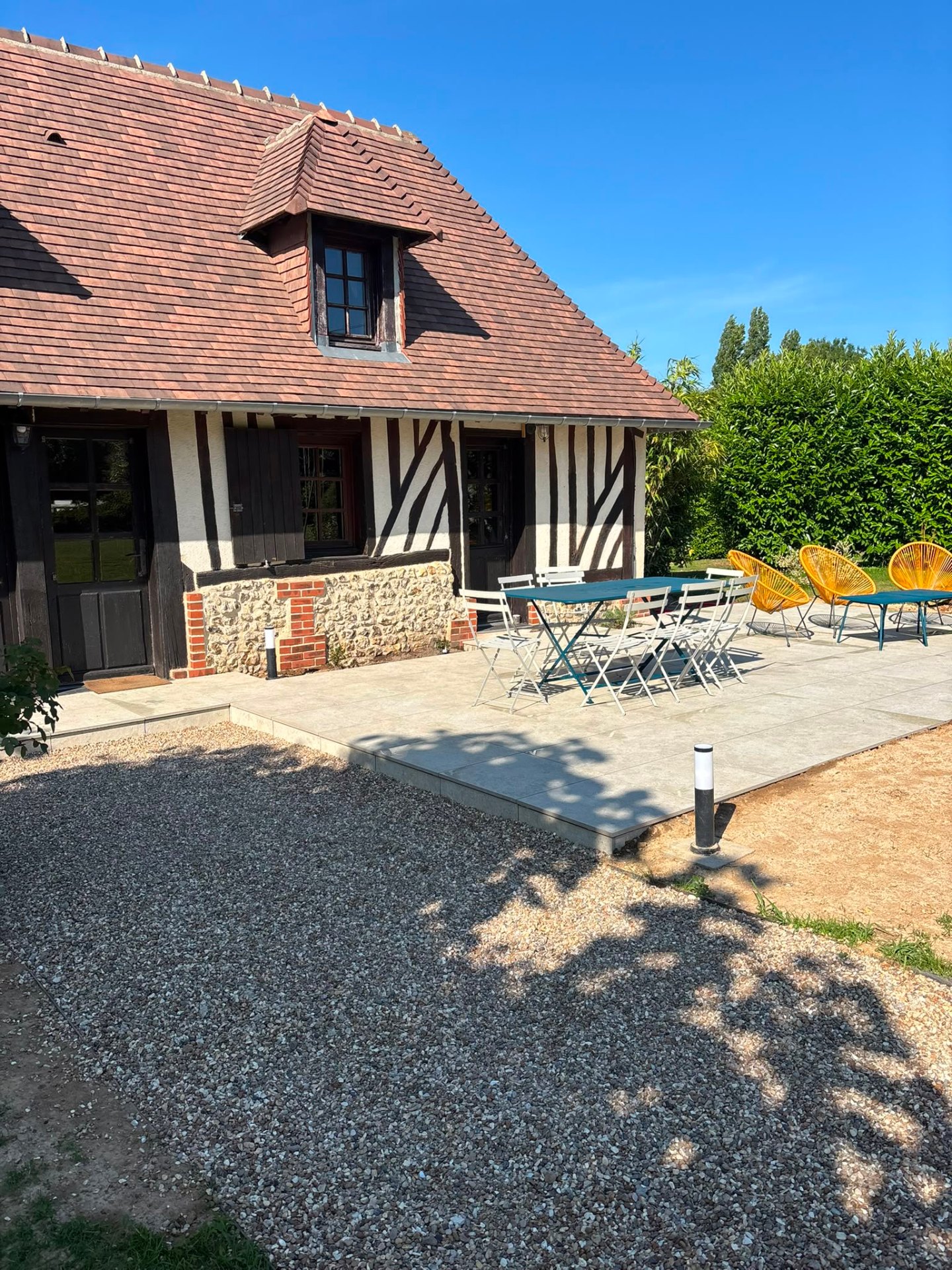 Terrasse dallée devant maison normande