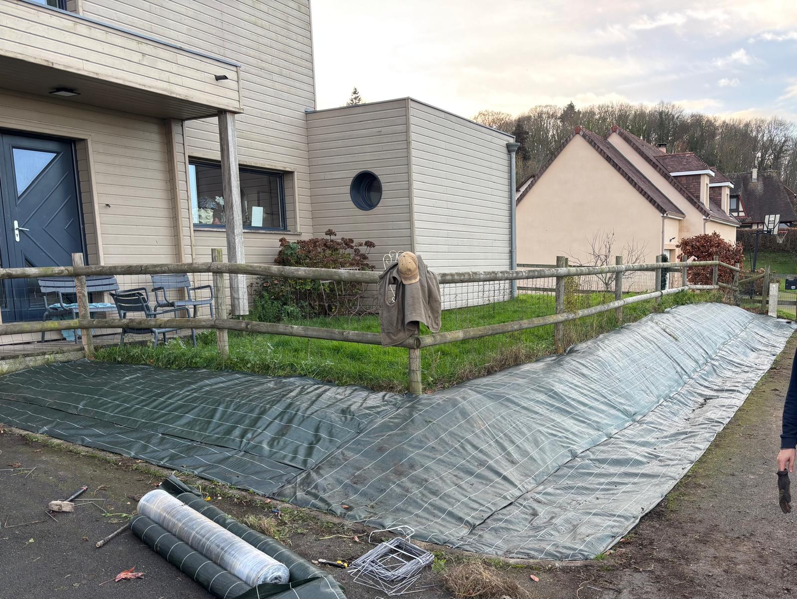 Pose de toile de paillage sur un talus avant plantation