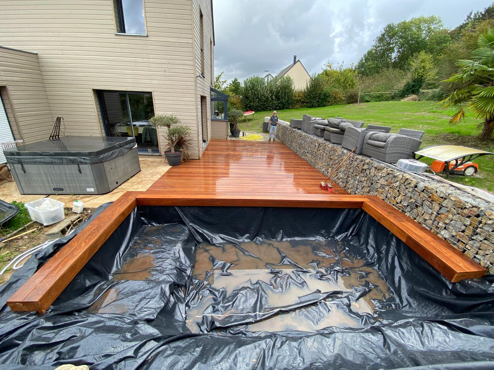 Terrasse ipé et bassin en cours de réalisation