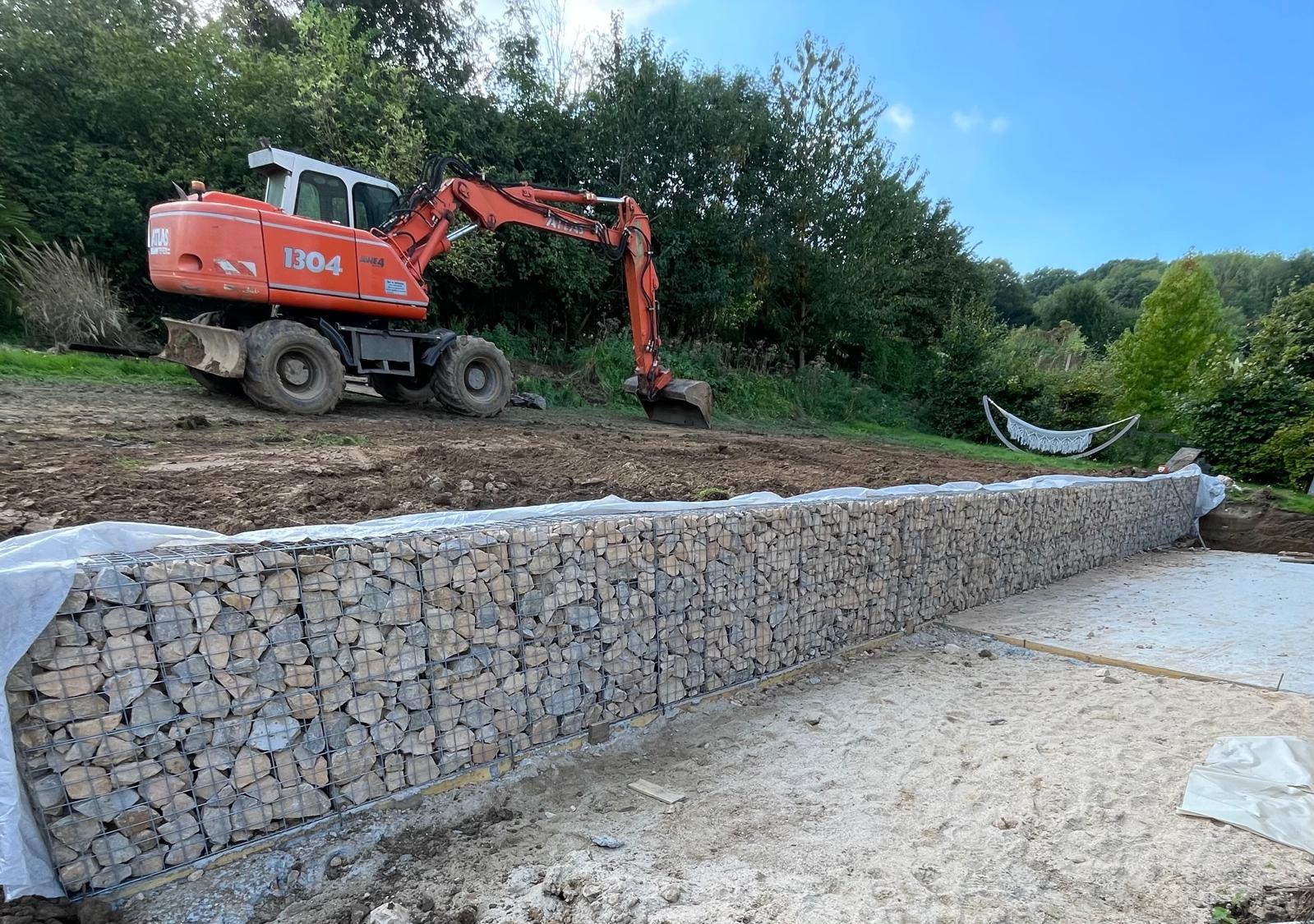 Muret gabion en cours de réalisation avec pelle mécanique