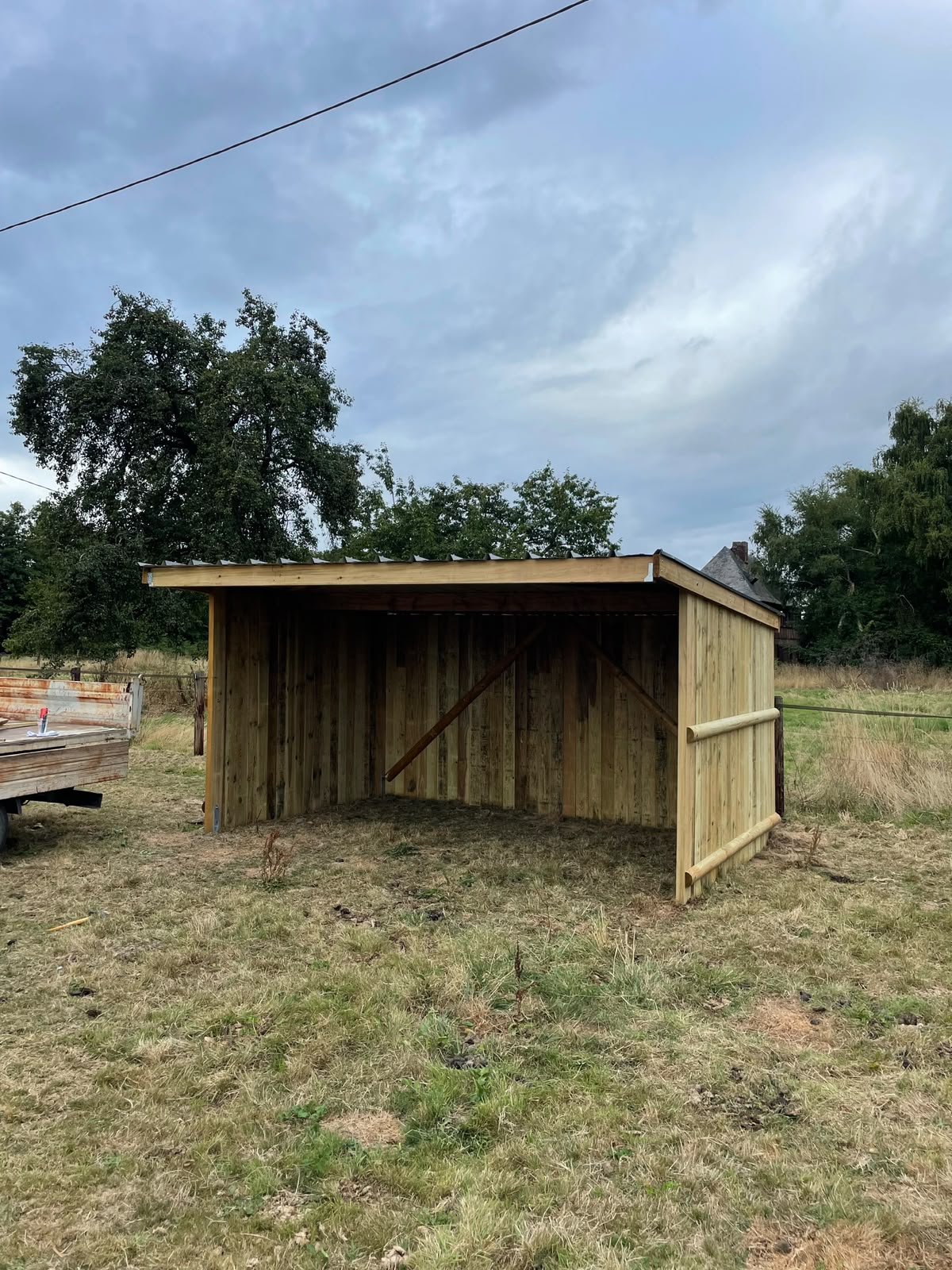 Abri bois pour prairie et animaux