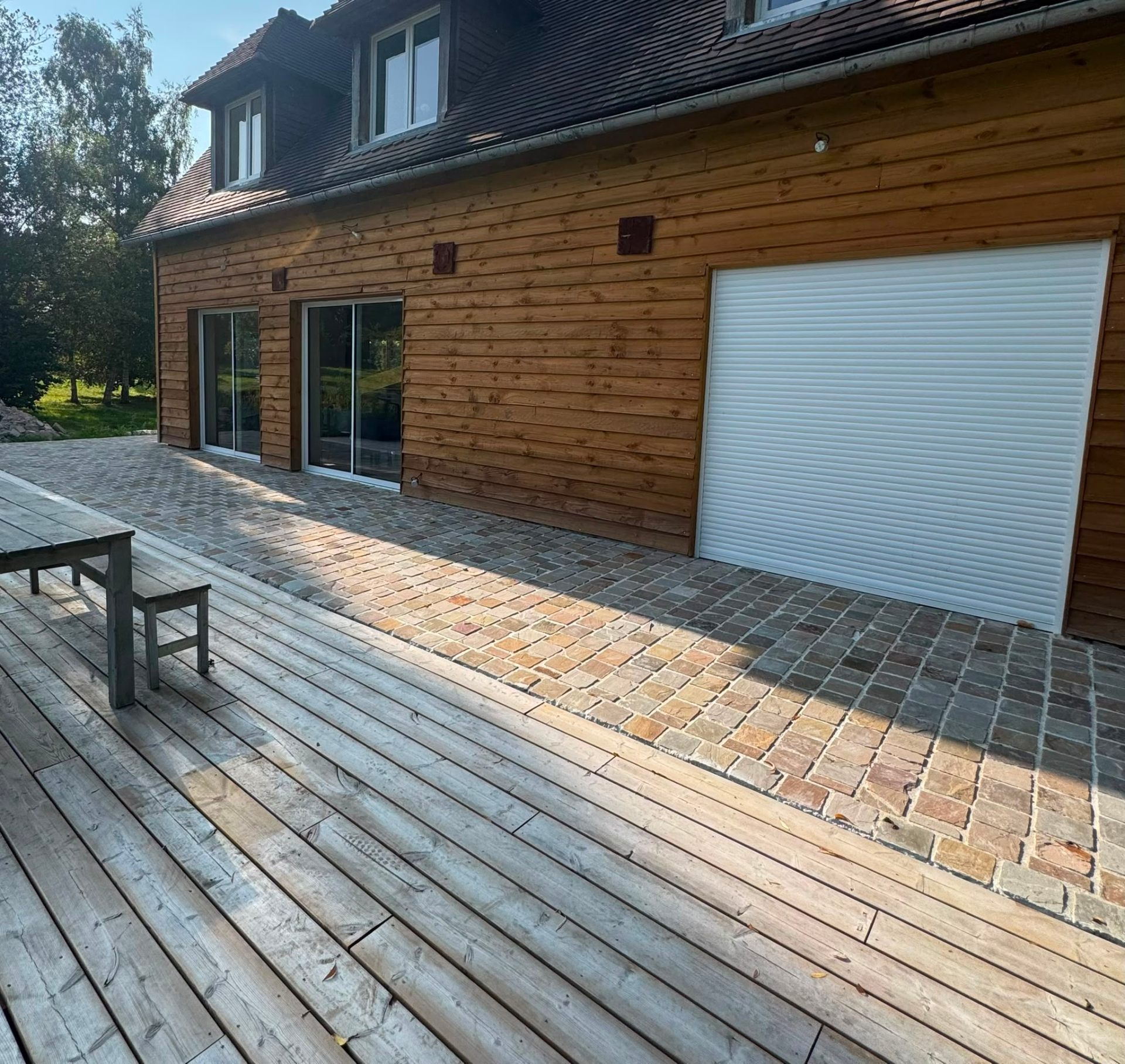 Terrasse bois et pavés en pierre