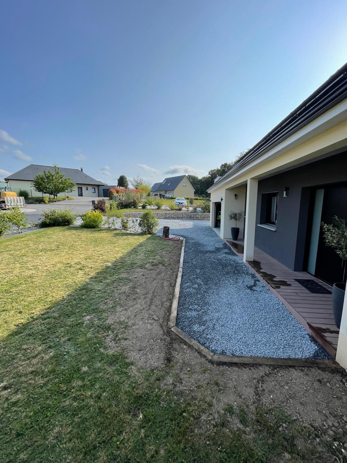 Allée en gravier et pelouse le long d'une maison