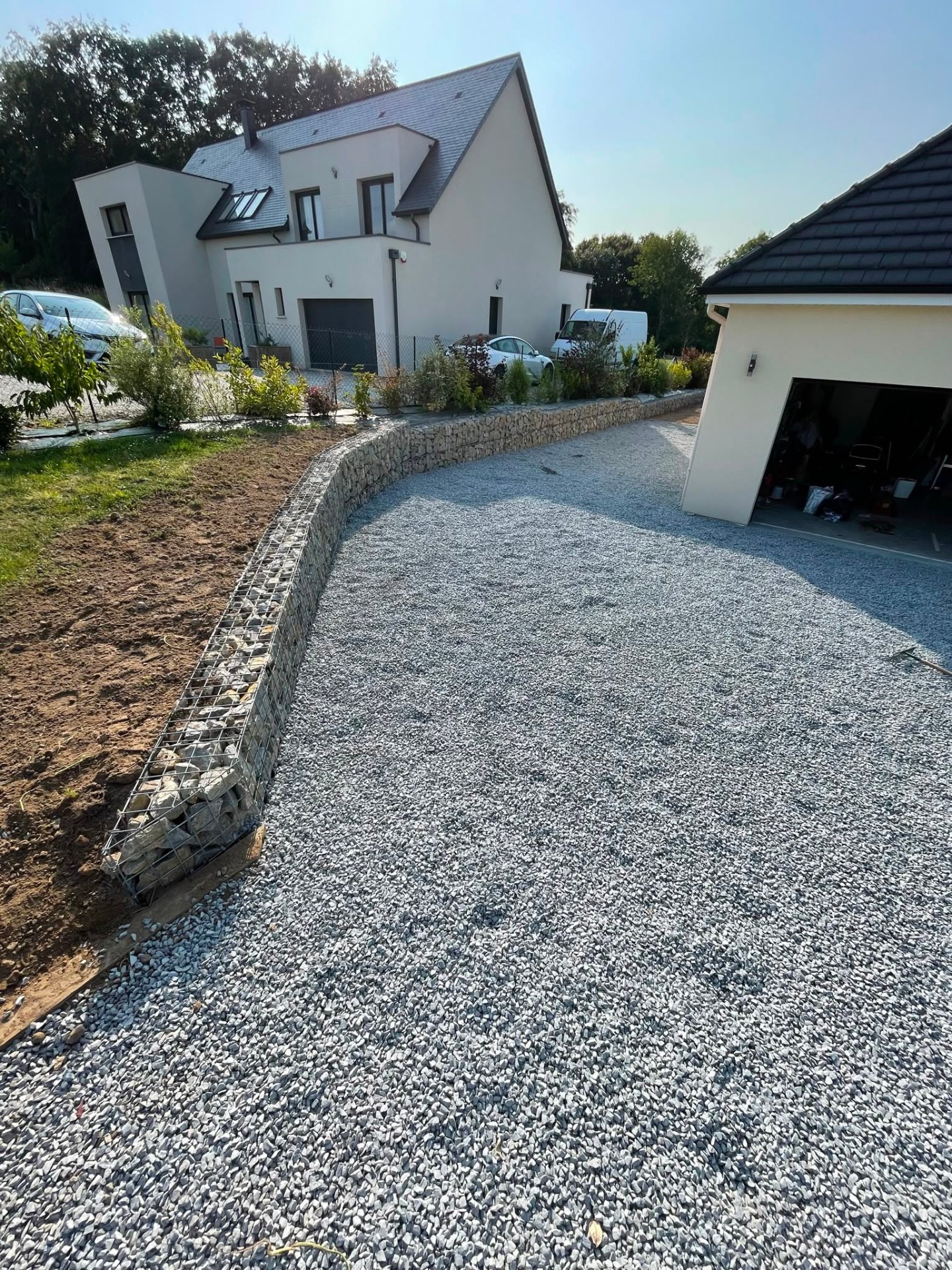 Bordure gabion le long d'une allée