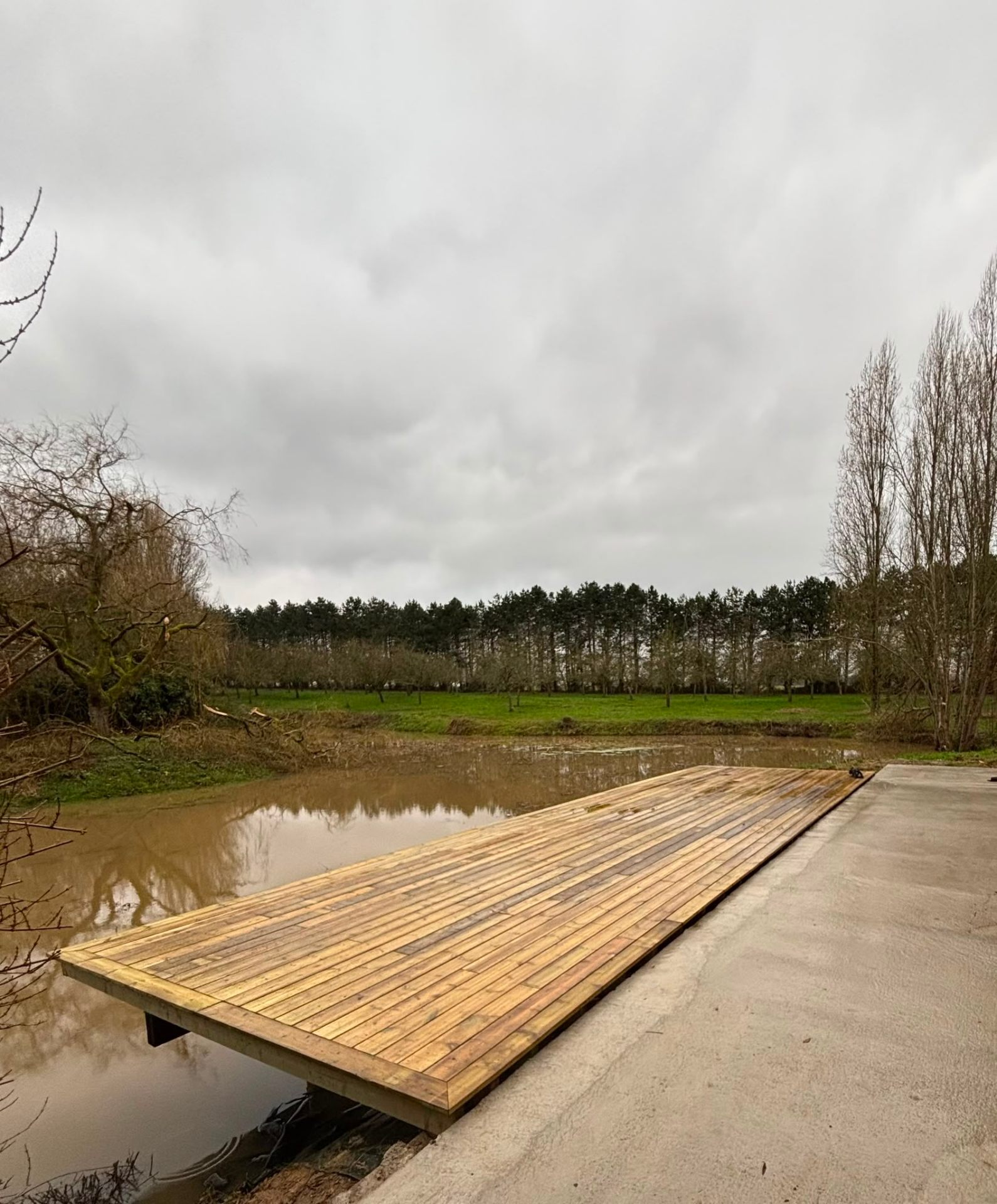Ponton bois au-dessus d'un bassin