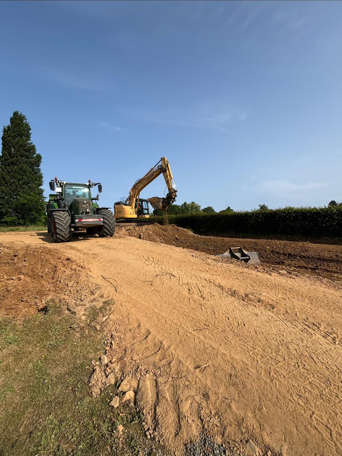 Pelle et tracteur créant une plateforme de terrassement