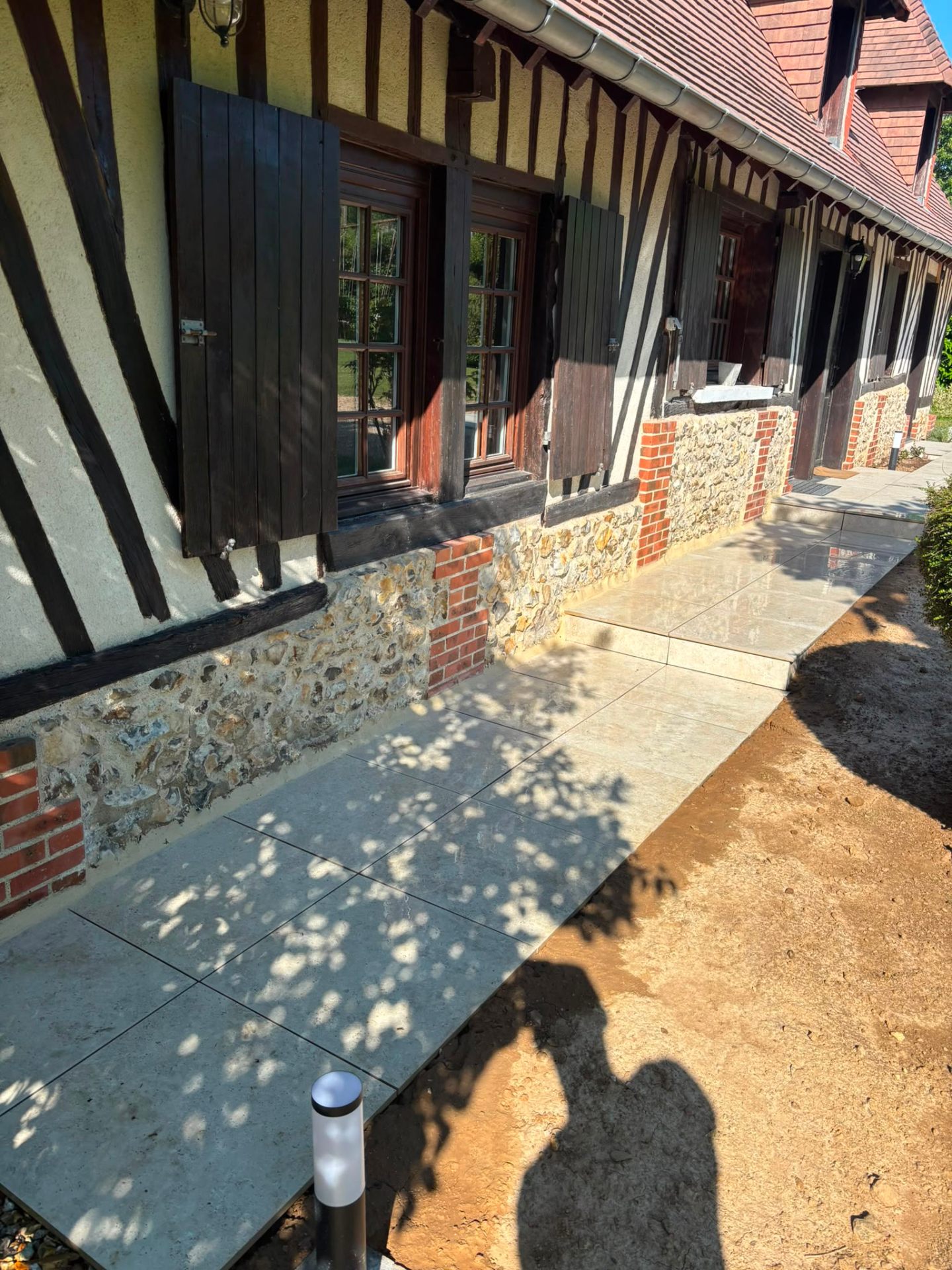 Dallage travertin le long d'une façade normande